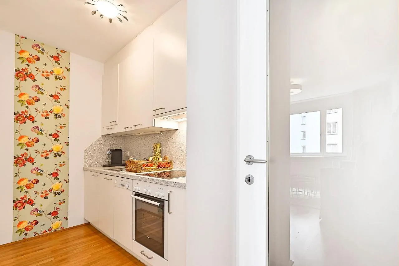 Peaceful Belvedere Apartment In Safe, Quiet & Central Location Wiedeń